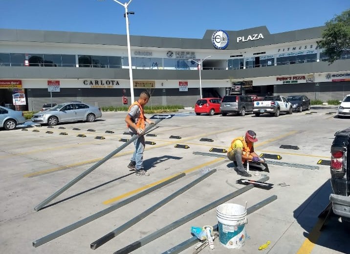 Trabajo de señalamiento en estacionamiento