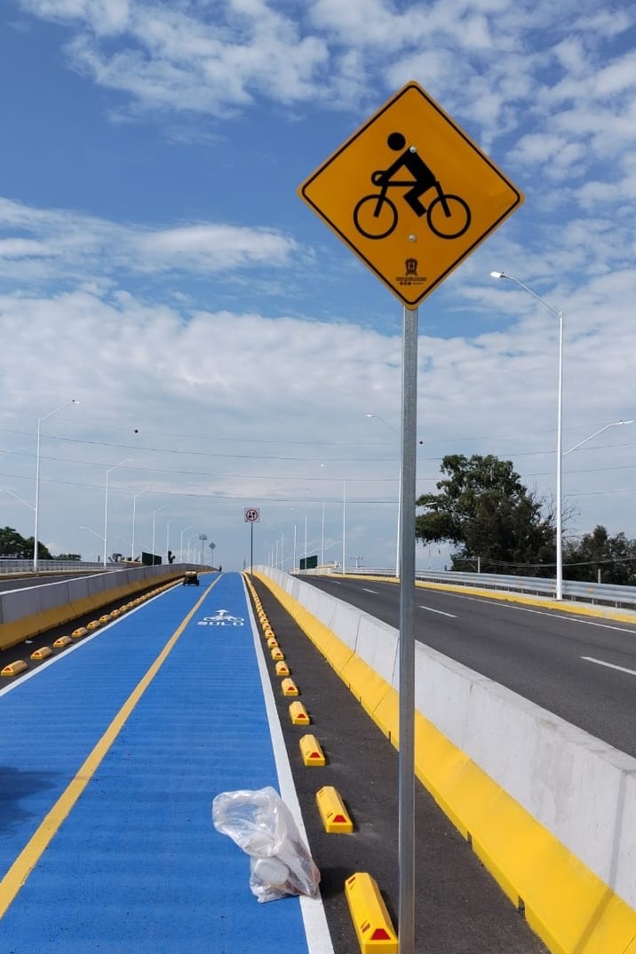 Ciclovía con pintura y señalamiento vertical