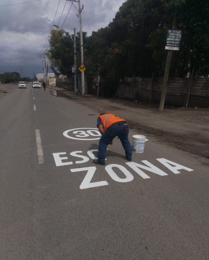 Cancha azul con líneas pintadas