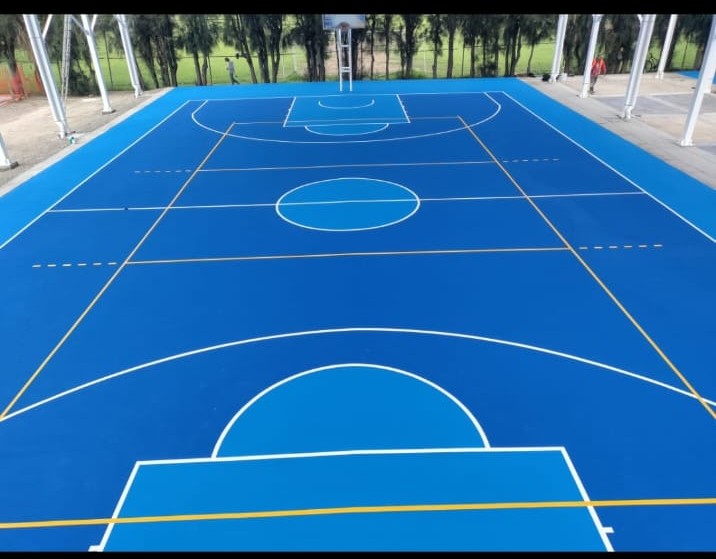 Piso azul con diseño institucional